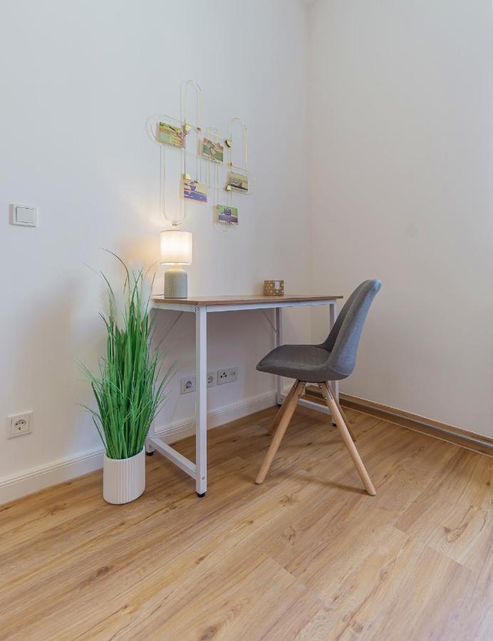 Modernes Apartment - Zentral, Ruhig, Wlan, Netflix, Kueche, Schreibtisch, Parkplatz, Waschtrockner Cottbus Extérieur photo